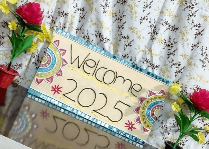 Customize Handcrafted "Welcome 2025" Wall Plaque – Festive Home Decor